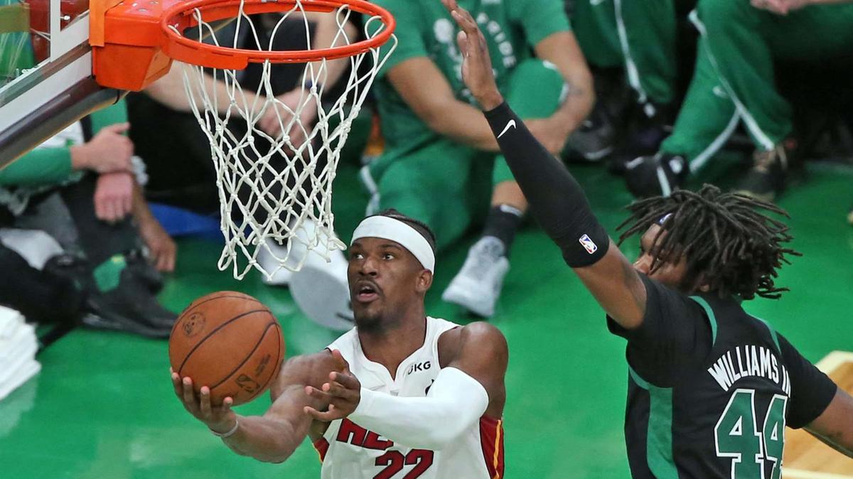 El alero del Miami Heat, Jimmy Butler (22), intenta anotar sobre el centro de los Boston Celtics, Robert Williams III (44), durante el tercer cuarto del Juego 6 de la serie de Finales de la Conferencia Este de la NBA en el TD Garden en Boston, Massachusetts, el viernes 27 de mayo de 2022.