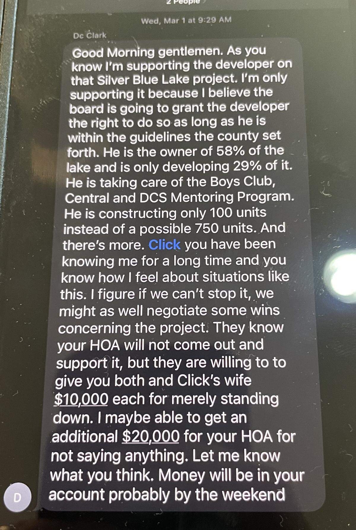 Richard 'Click' Johnson, vicepresidente de la Asociación de Propietarios de Little River Farms, dijo que él y otro funcionario recibieron este mensaje de texto a principios de este año de William 'D.C.' Clark sobre el proyecto de viviendas de Lake Sana al que Johnson se opone. El urbanizador que supuestamente ofrecía dinero a cambio de que Johnson no se opusiera a la propuesta, Karim Lakhdar, dijo que Clark no le representa y que nunca autorizó lo que se le ofrecía. Clark también dijo que Lakhdar no le pidió que hiciera la oferta descrita en el texto.