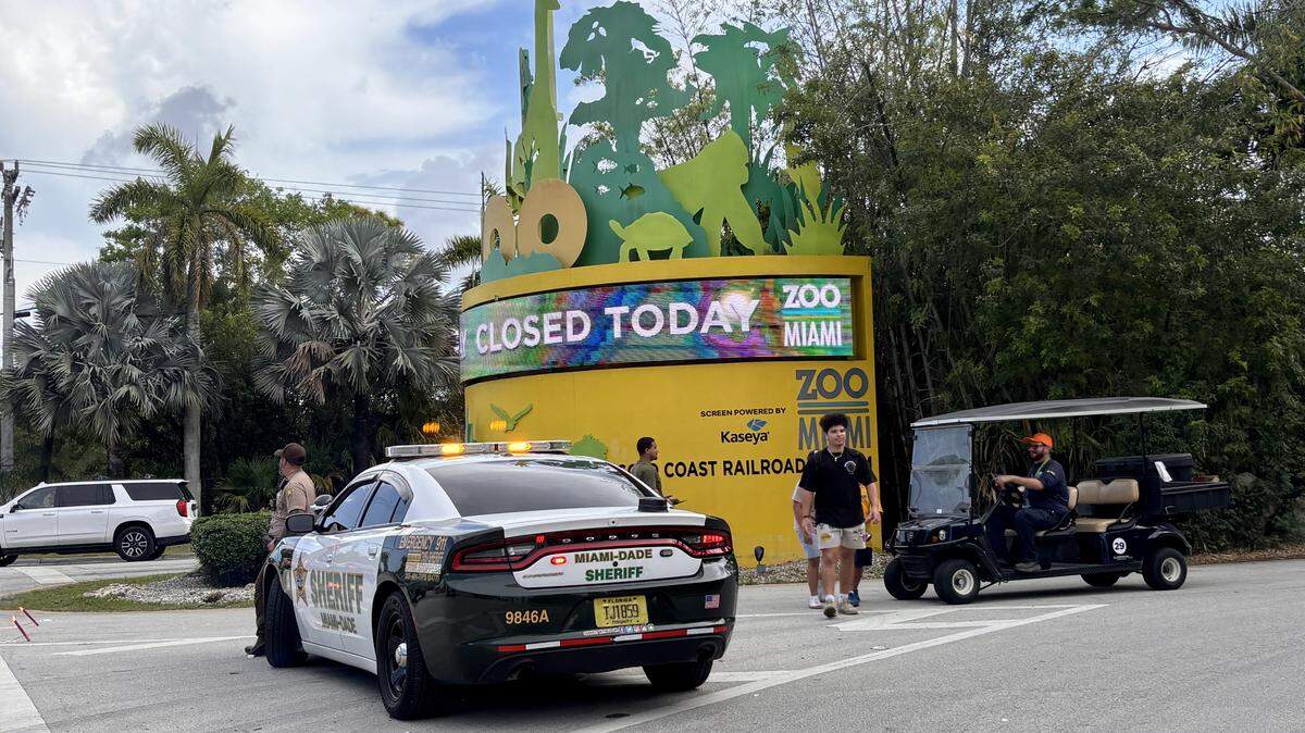 Una patrulla policial bloquea el acceso a Zoo Miami tras una amenaza de bomba, el sábado 14 de marzo de 2026.