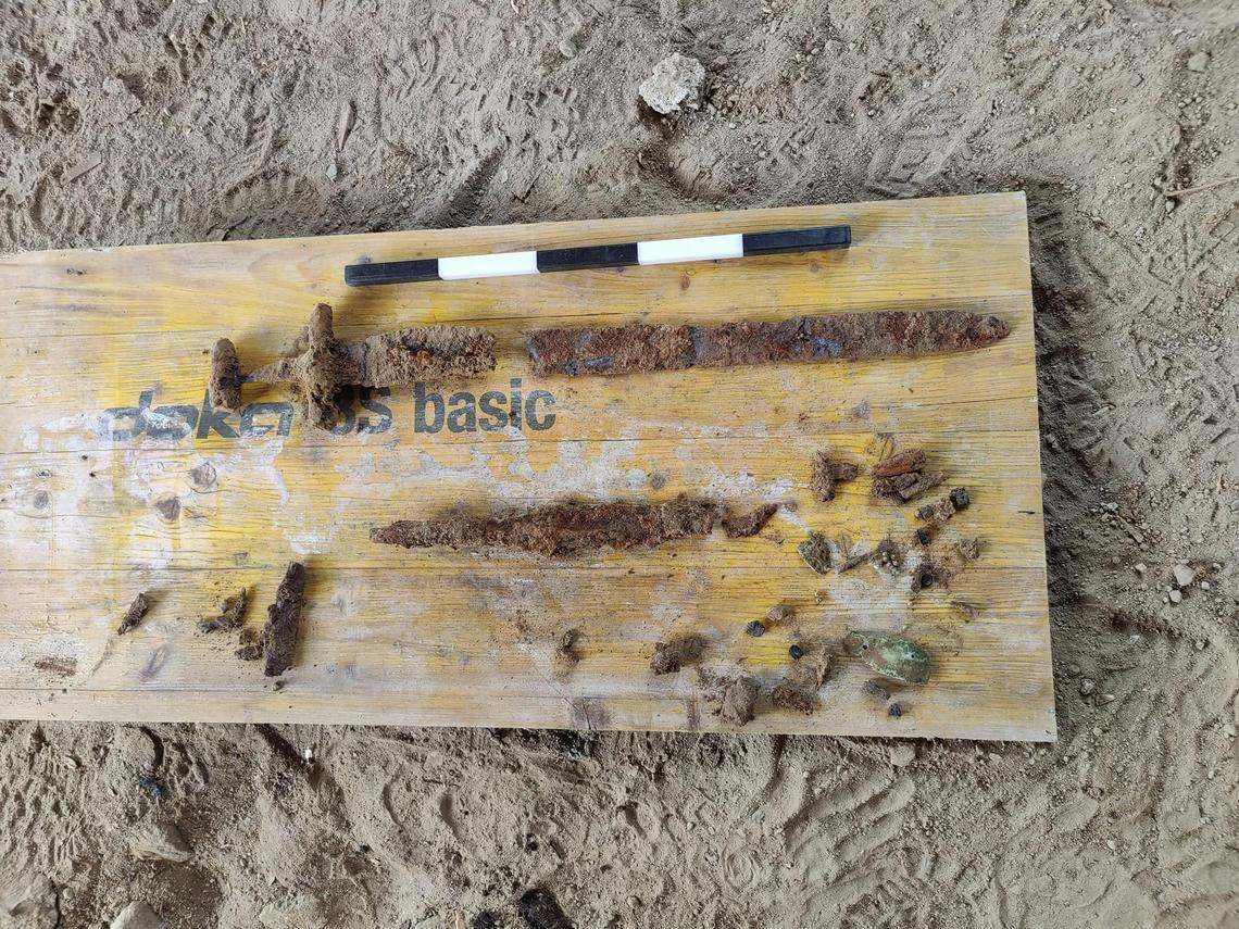 The sword, lance and some other smaller artifacts found in the grave.