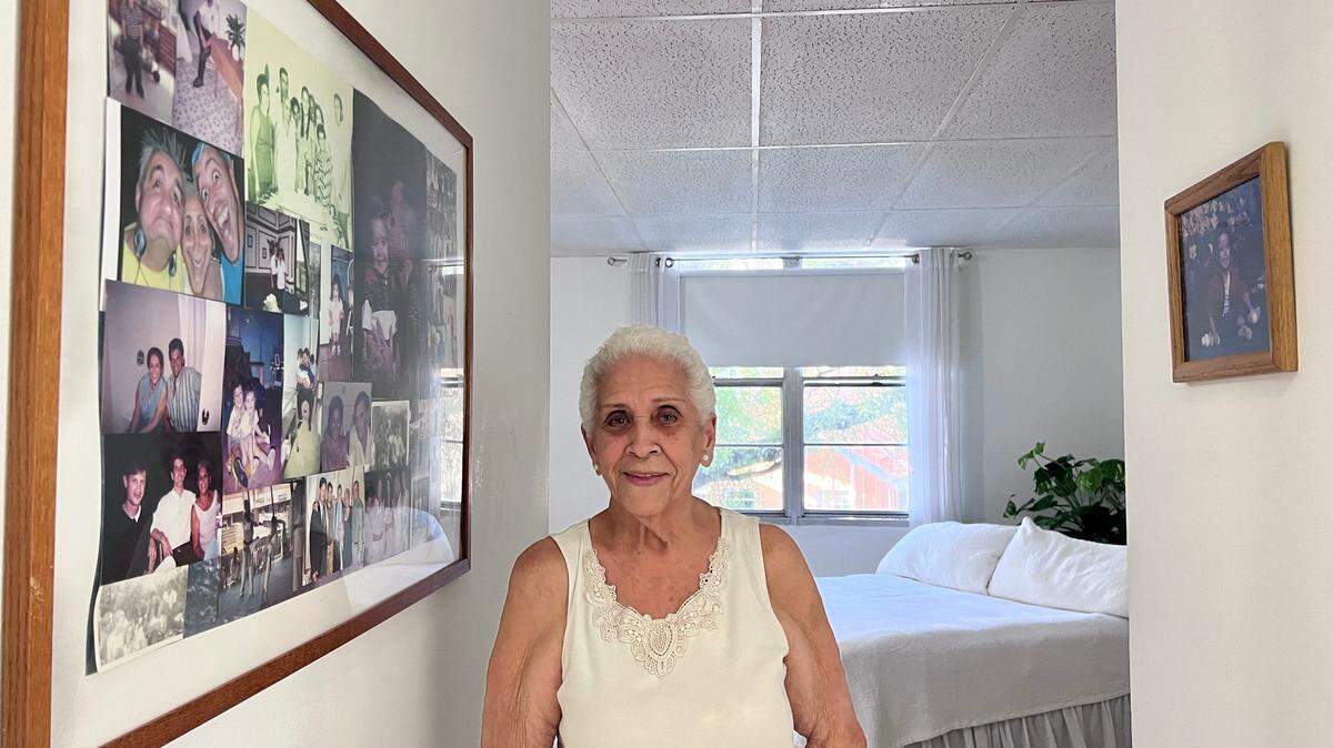 Juana Nelia Alfonso, de 88 años, posa para una foto en la entrada de su apartamento en Holy Comforter Senior Housing, donde vive desde hace más de una década. Tiene que marcharse y no sabe adónde irá.