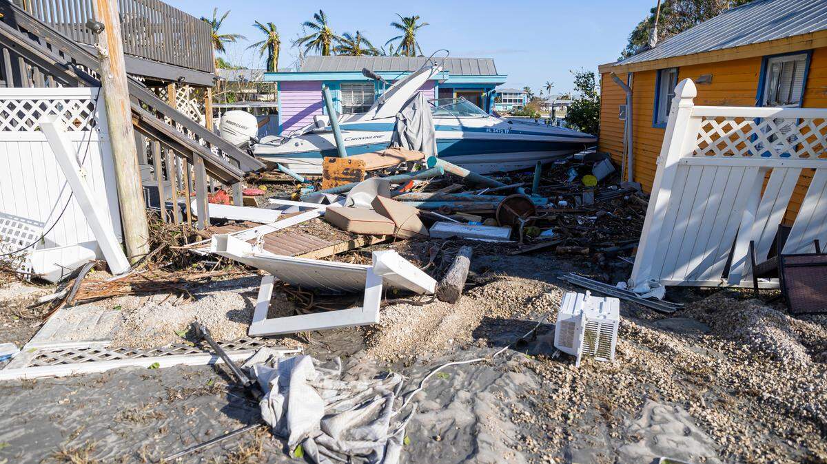 Una propiedad dañada cerca de una sección rota de Pine Island Road el jueves 29 de septiembre de 2022, en Matlacha, Florida. El huracán Ian tocó tierra en la costa del suroeste de la Florida como una tormenta de categoría 4 el martes por la tarde, dejando zonas afectadas con calles inundadas, árboles caídos y escombros dispersos.