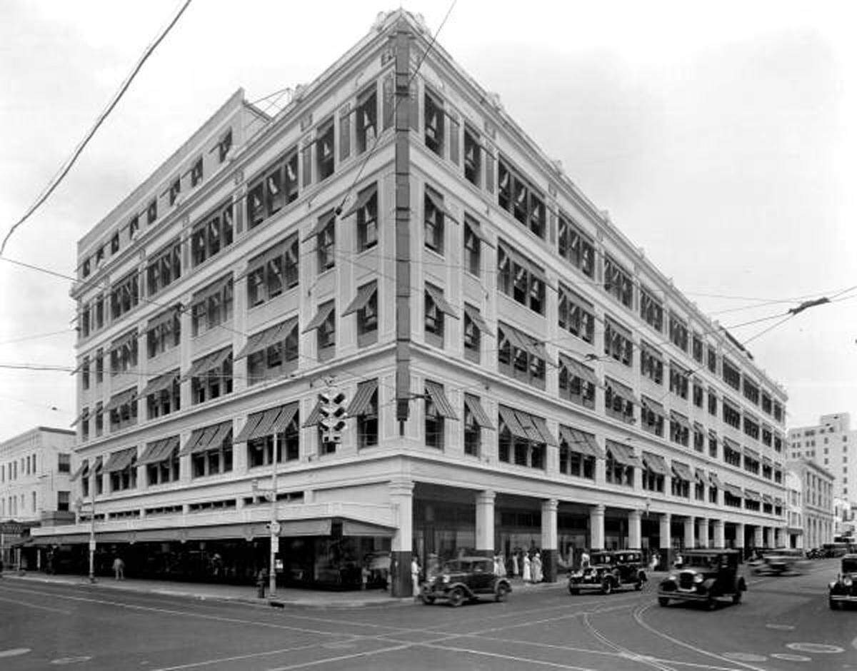 Burdine’s department store on South Miami Avenue at First Street in 1933.