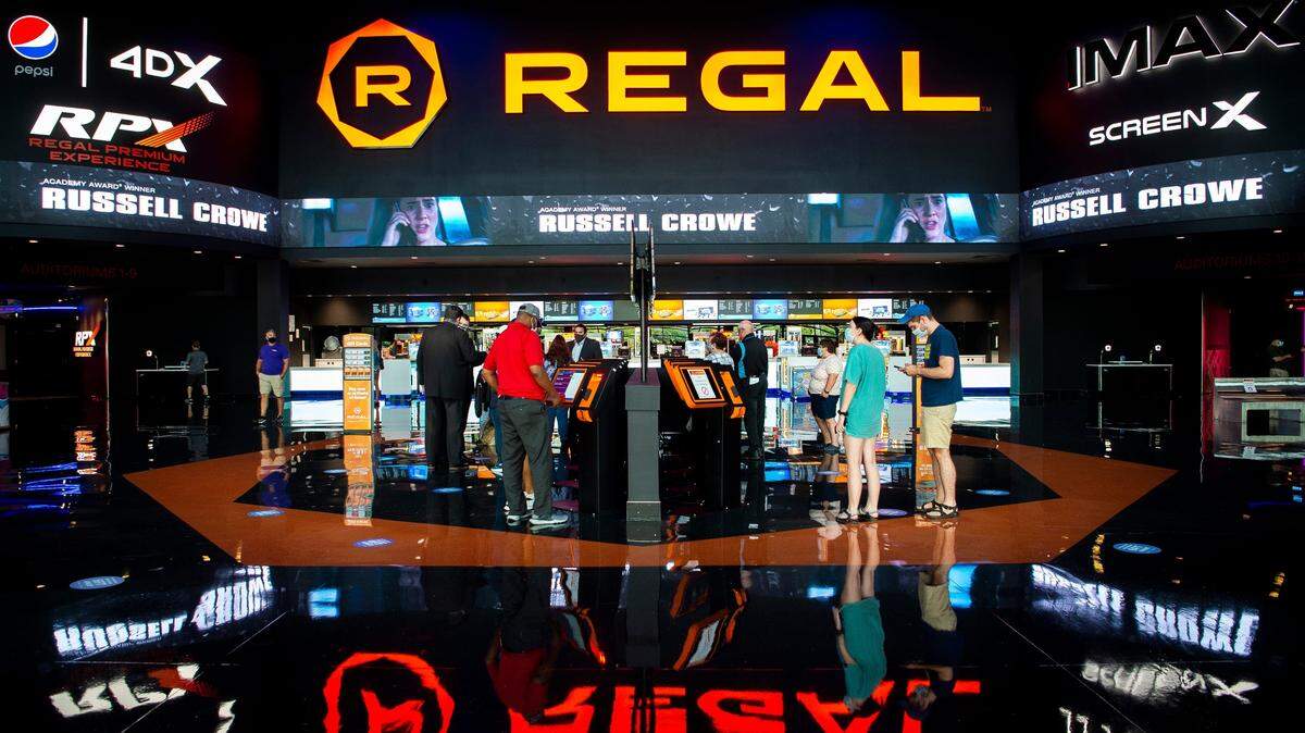 Masked moviegoers buy their movie tickets at ticket kiosks at Regal Pinnacle in Turkey Creek on Friday, August 21, 2020. Knoxville-based Regal Cinemas reopened its theaters on Friday.

Kns Regal Reopens Bp