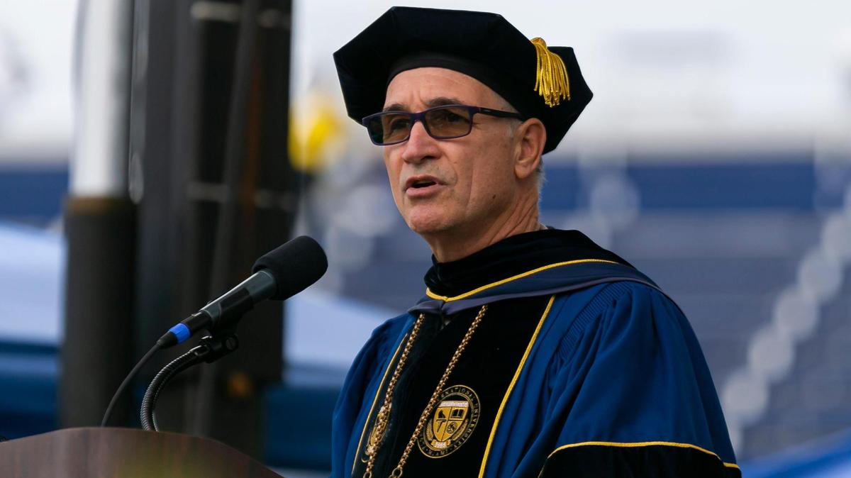 El presidente interino de la Universidad Internacional de la Florida, Kenneth A. Jessell, habla durante una ceremonia de graduación en el estadio Riccardo Silva de FIU en Miami el 30 de abril de 2022.