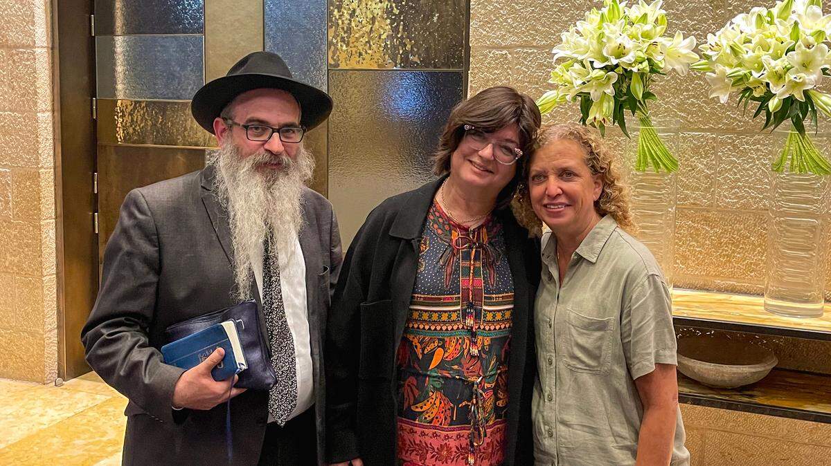 El rabino Raphael Tennenhaus, a la izquierda; su esposa, Goldie, en el centro, y la representante federal Debbie Wasserman-Schultz, a la derecha, en Jerusalén, el martes 10 de octubre de 2023. Tennenhaus dirigió una reunión de delegados del gobierno estadounidense en una oración por la paz. Tennenhaus es rabino del Jabad de South Broward en Hallandale Beach y estaba en Jerusalén cuando militantes de Hamás atacaron Israel el sábado.