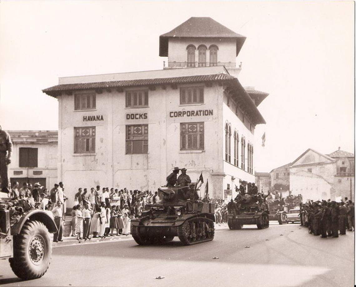 Los guerrilleros de Fidel Castro desfilan en tanques blindados frente al edificio Havana Docks en el Puerto de La Habana. La foto probablemente fue tomada en noviembre de 1960, cuando la propiedad fue nacionalizada, dijo Mickael Behn, a quien el gobierno de Estados Unidos reconoce como el legítimo dueño de la propiedad.