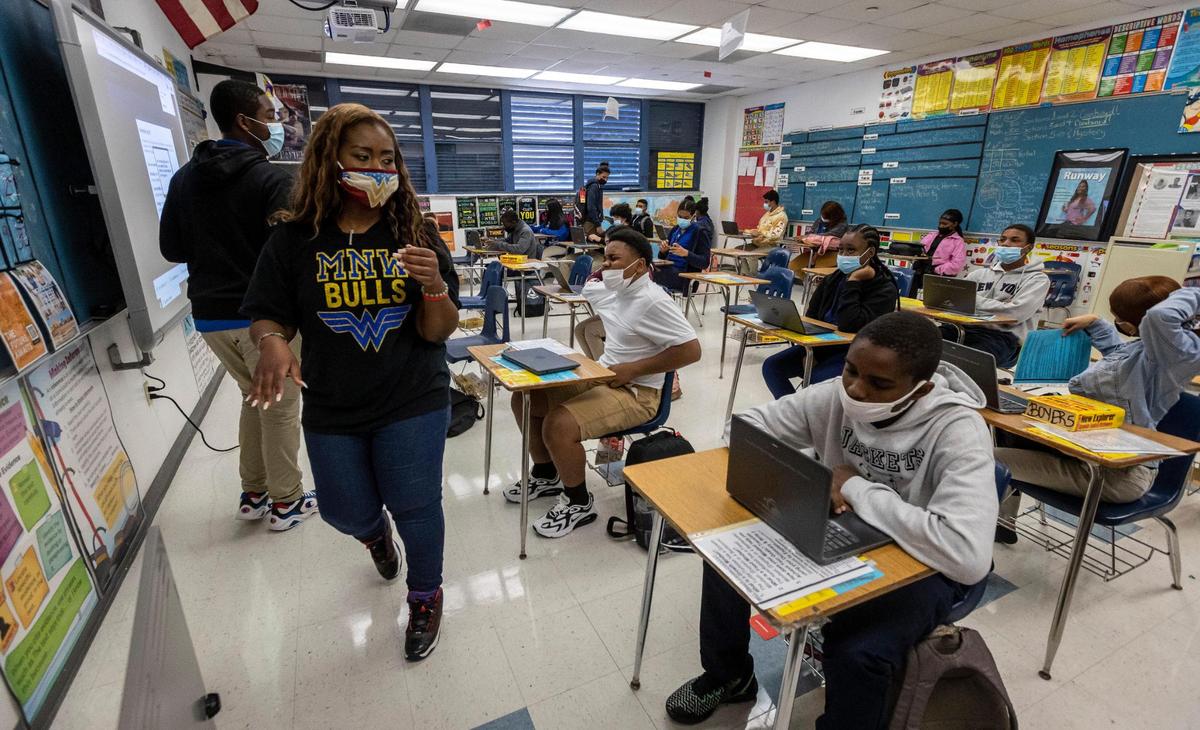 Dannielle Boyer, maestra de la secundaria Miami Northwestern, comenta con su grupo lo ocurrido el 11 de septiembre de 2001, el 13 de septiembre de 2021. Boyer comenzó su primer día de enseñanza el 11 de septiembre de 2001, y enseñaba a los alumnos de sexto grado en la Escuela Intermedia Westview .