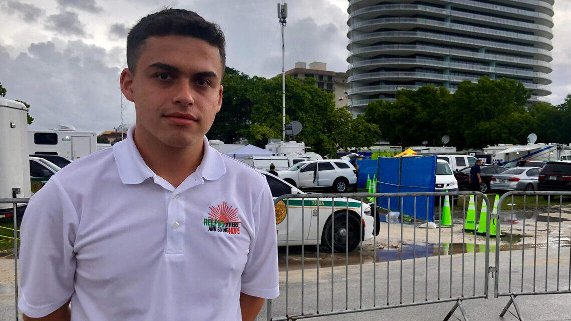 ¿Quién sustituye las flores en el homenaje de Surfside? Es una misión para este joven de 17 años