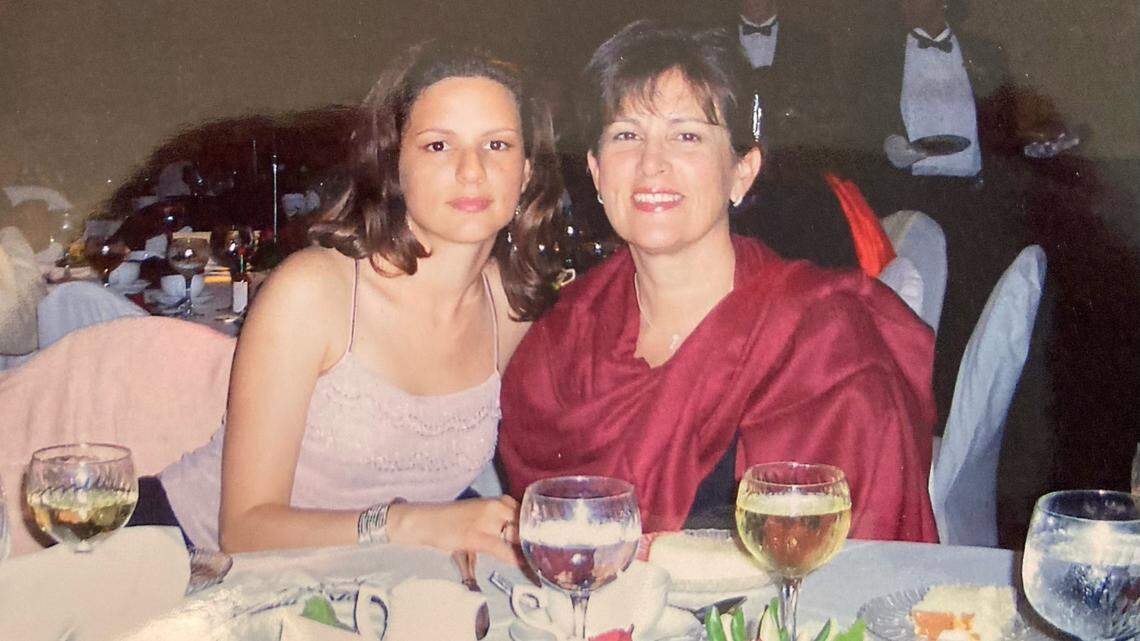 Esperanza Pérez, right, and daughter Beatriz Rambarran. Esperanza had a heart attack while dining out with her at a restaurant in San Francisco nine years ago.