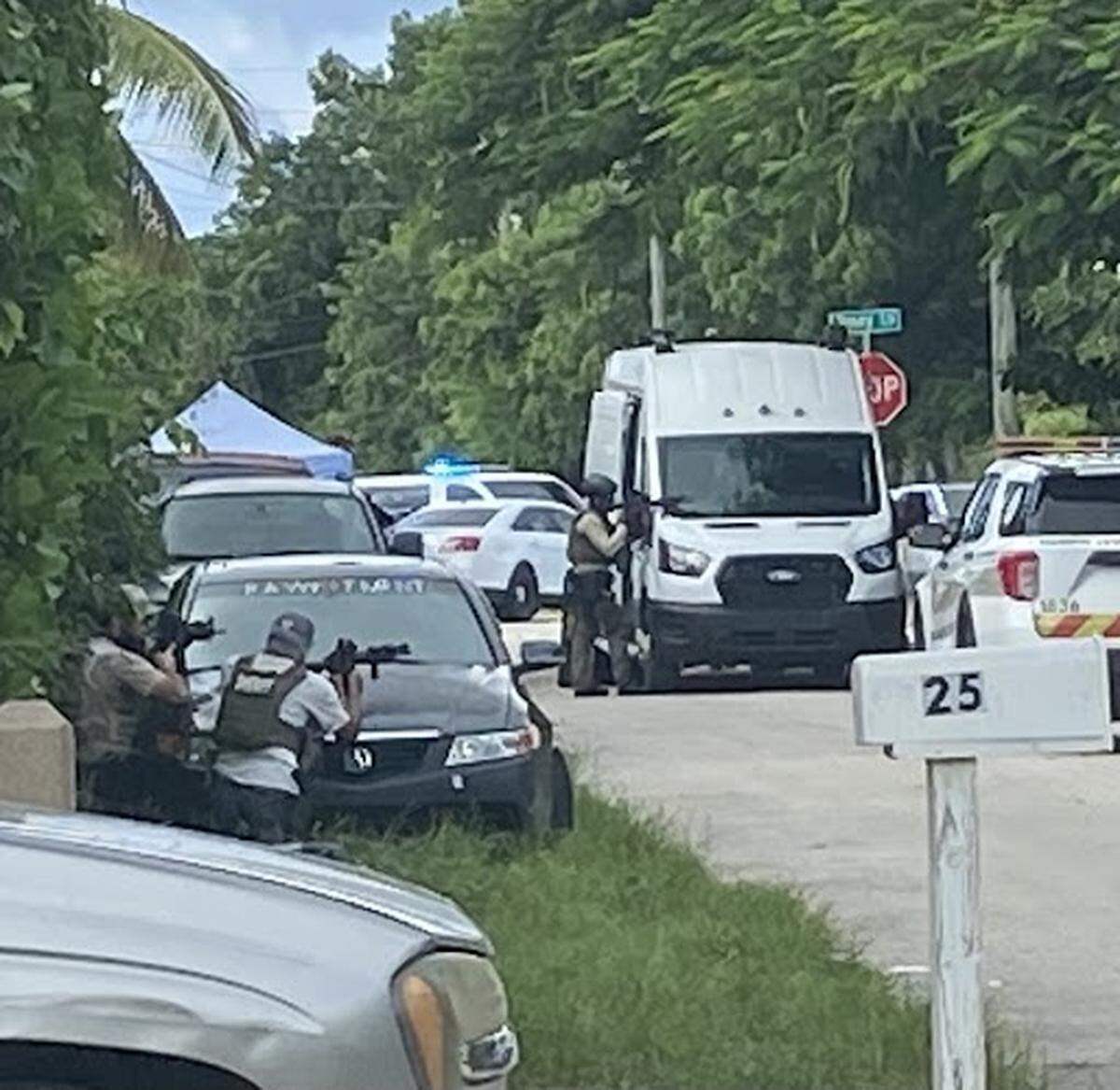 Agentes de la Policía del Condado Monroe estuvieron involucrados en un enfrentamiento afuera de una casa en Cayo Largo, el lunes 25 de septiembre de 2023.