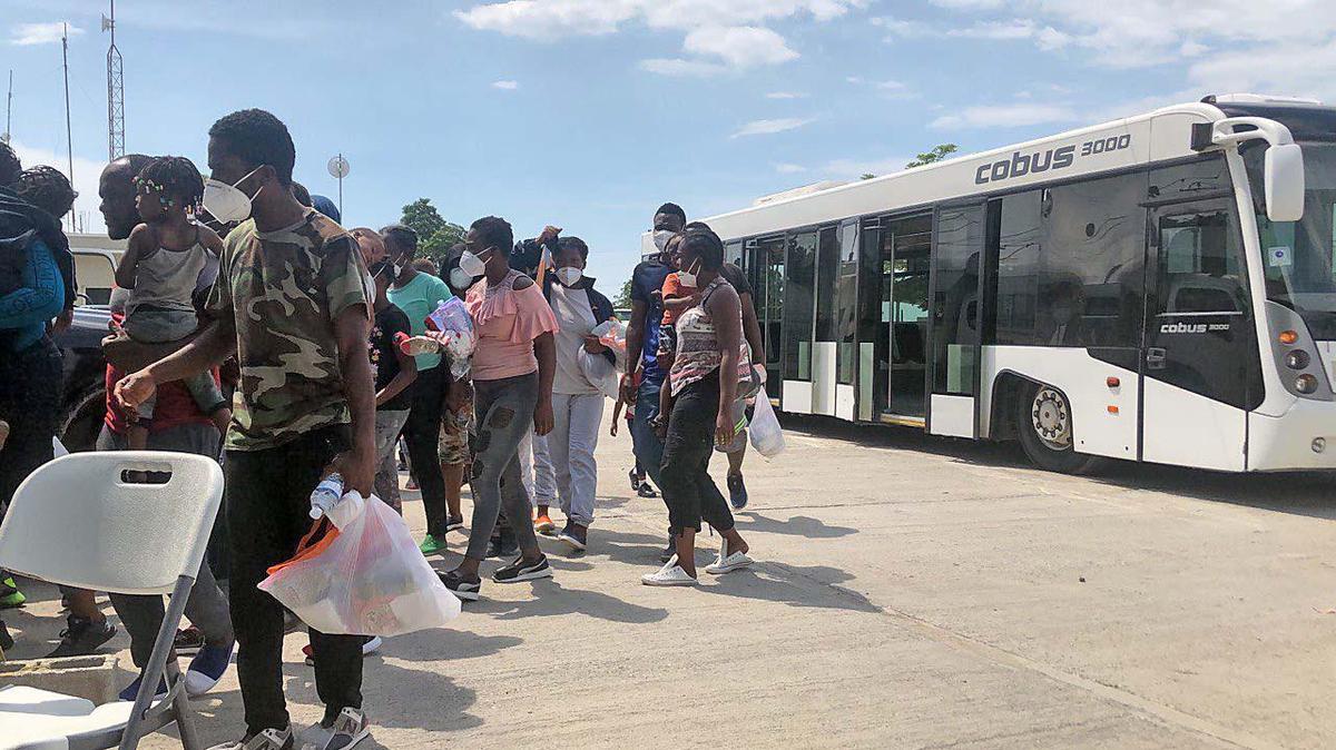 Un primer grupo de migrantes haitianos llega a Puerto Príncipe el domingo 19 de septiembre de 2021, tras ser deportados por la administración de Biden.
