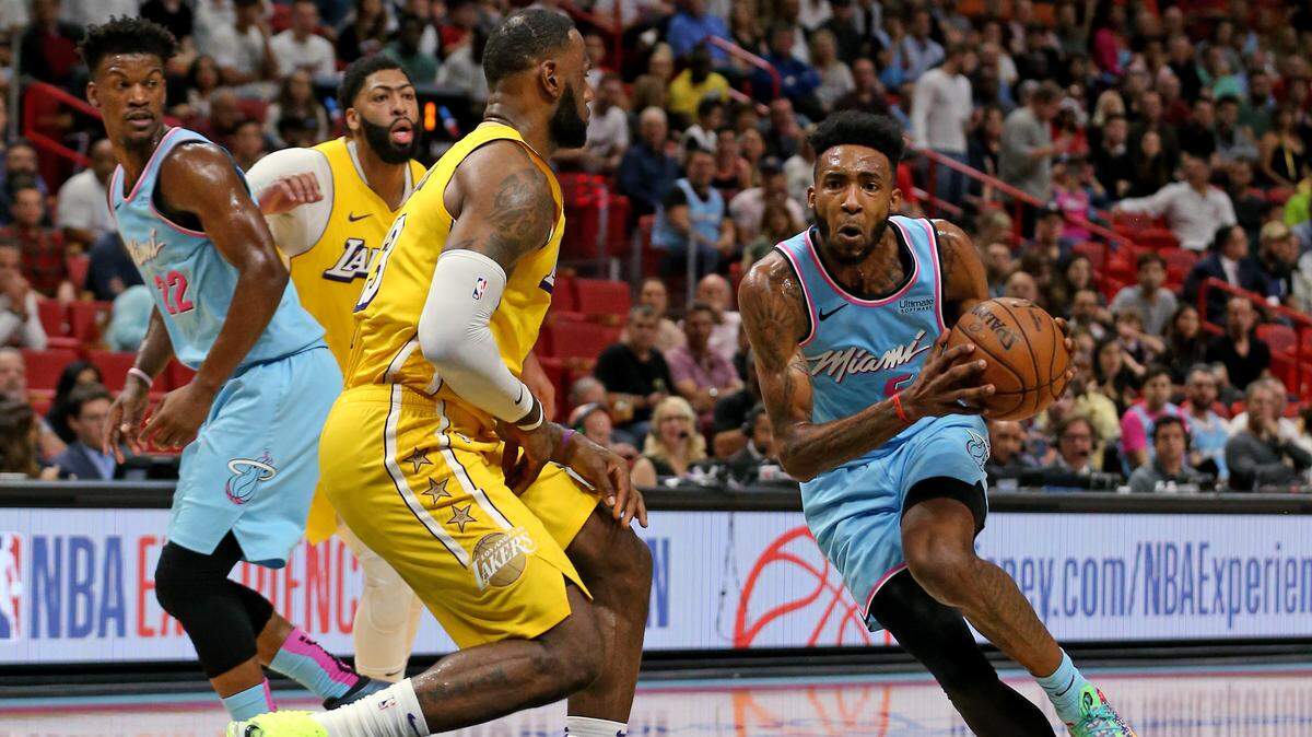 El delantero del Heat Derrick Jones Jr. (5) entra al aro frente al delantero de los Lakers LeBron James (23) este 13 de diciembre en el iAmericanAirlines Arena..