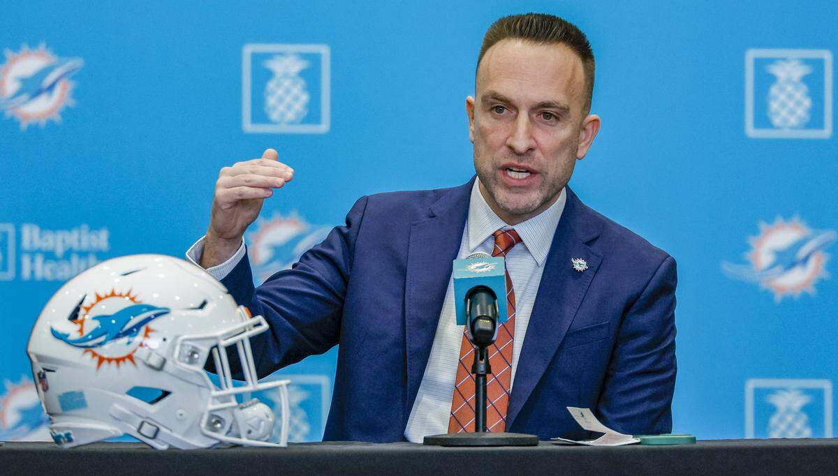 El nuevo entrenador de los Dolphins, Jeff Hafley, habla en la conferencia de prensa de su presentación celebrada el 22 de enero de 2026 en el Baptist Health Training Complex en Miami Gardens, Florida.. 