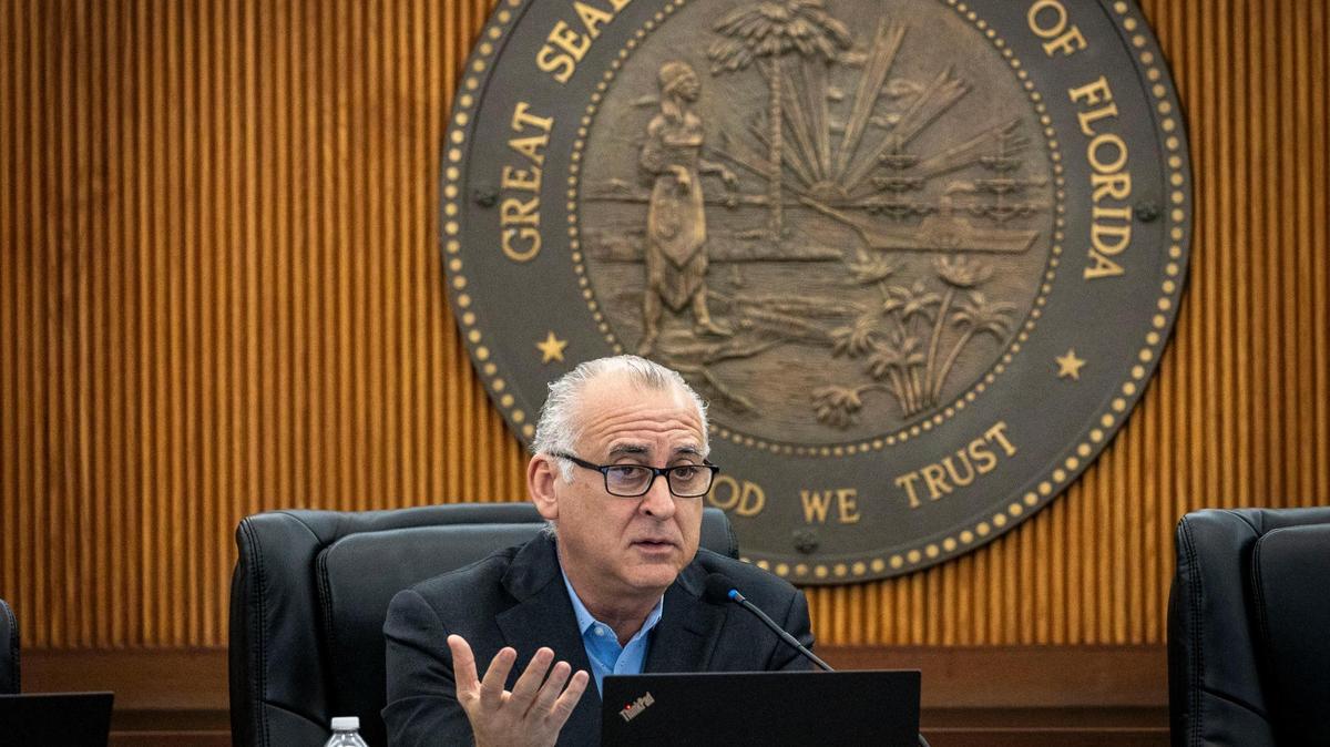 Hialeah, Florida, 26 de febrero de 2024- El alcalde de Hialeah, Esteban Bovo, se dirige al jefe George Fuentes del Departamento de Policía de Hialeah durante un foro en la Cámara del Consejo de Hialeah.
