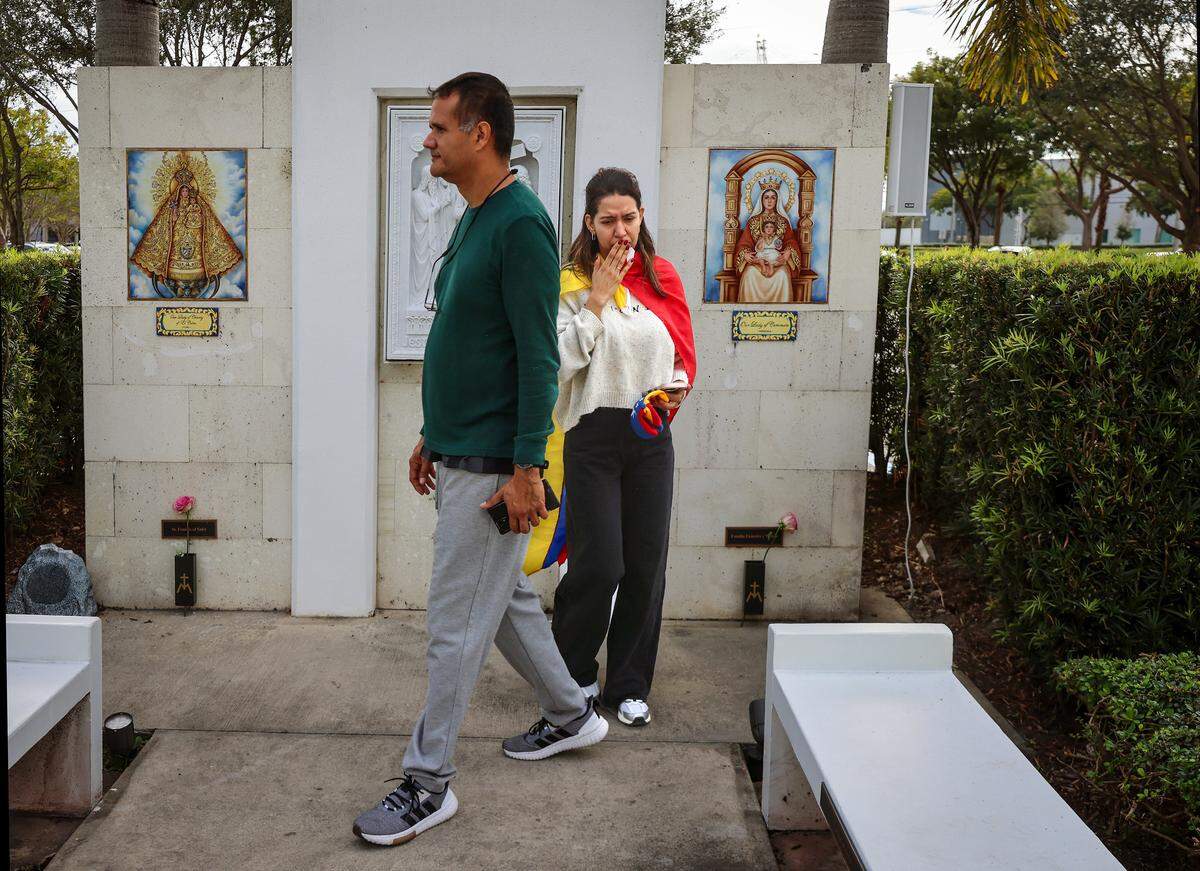 La venezolana María Gabriela Louis, de 44 años, a la derecha, sale rezando tras una breve visita frente a una imagen de la Virgen de Coromoto, después de asistir a la misa dominical. Miembros de la comunidad venezolana en el exilio se reunieron para orar durante la misa dominical de las 10 de la mañana, oficiada por el reverendo Israel Mago, un día después de que Estados Unidos atacara Venezuela y capturara al líder venezolano Nicolás Maduro y a su esposa, Cilia Flores, el domingo 4 de enero de 2026, en Doral, Florida.