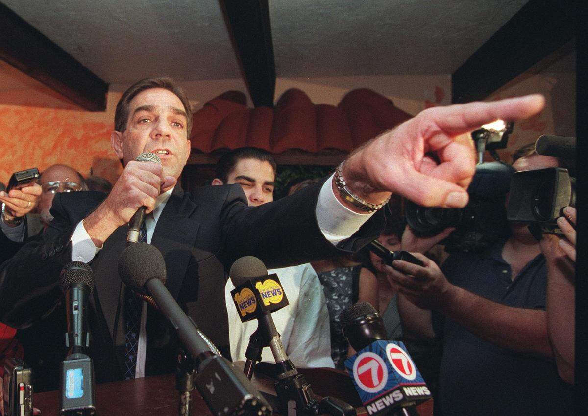 Francis Suarez stands behind his father, Xavier Suarez, then a mayoral candidate, as he thanked the crowd for their support on Tuesday, Nov. 4, 1997.
