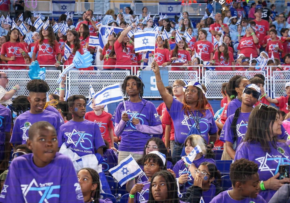 Students and adults from Ben Gamla Plantation (in purple) and Ben Gamla Charter Hollywood (in red) wave flags as they sing. On Wednesday, April 26, 2023, the South Florida community celebrated Israel’s 75th Independence Day.