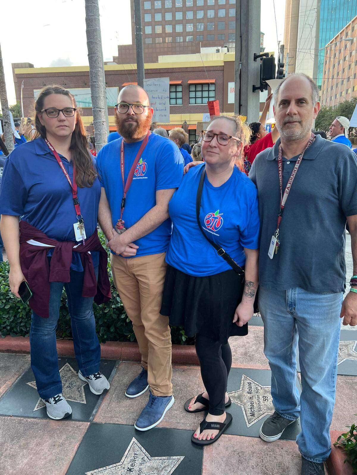 La maestra de la escuela secundaria Marjory Stoneman Douglas Melissa Falkowski junto a sus compañeros Jacob Abraham, Sarah Botschmcguinn y Stewart Rabin en una manifestación del sindicato de maestros de Broward, pidiendo un aumento mayor que el 1.7% ofrecido por el distrito, el miércoles 8 de noviembre de 2023.