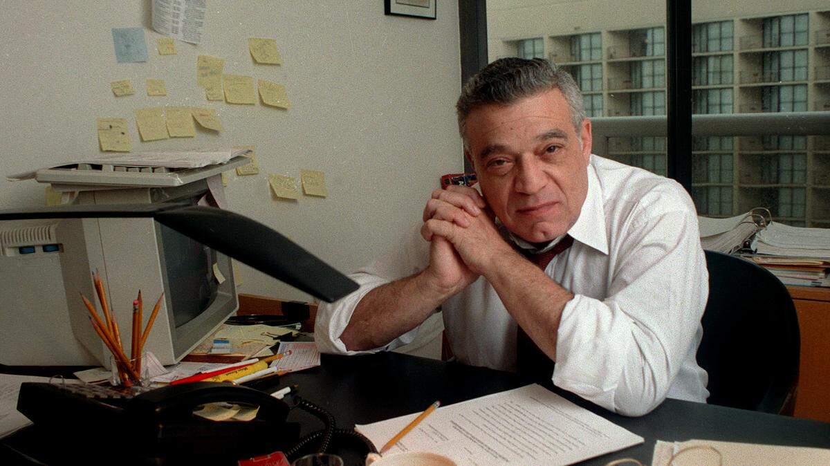En esta foto de archivo del Miami Herald de 1993 se ve al ex presidente del CenTrust, David Paul, en una oficina de The Grand en Miami.