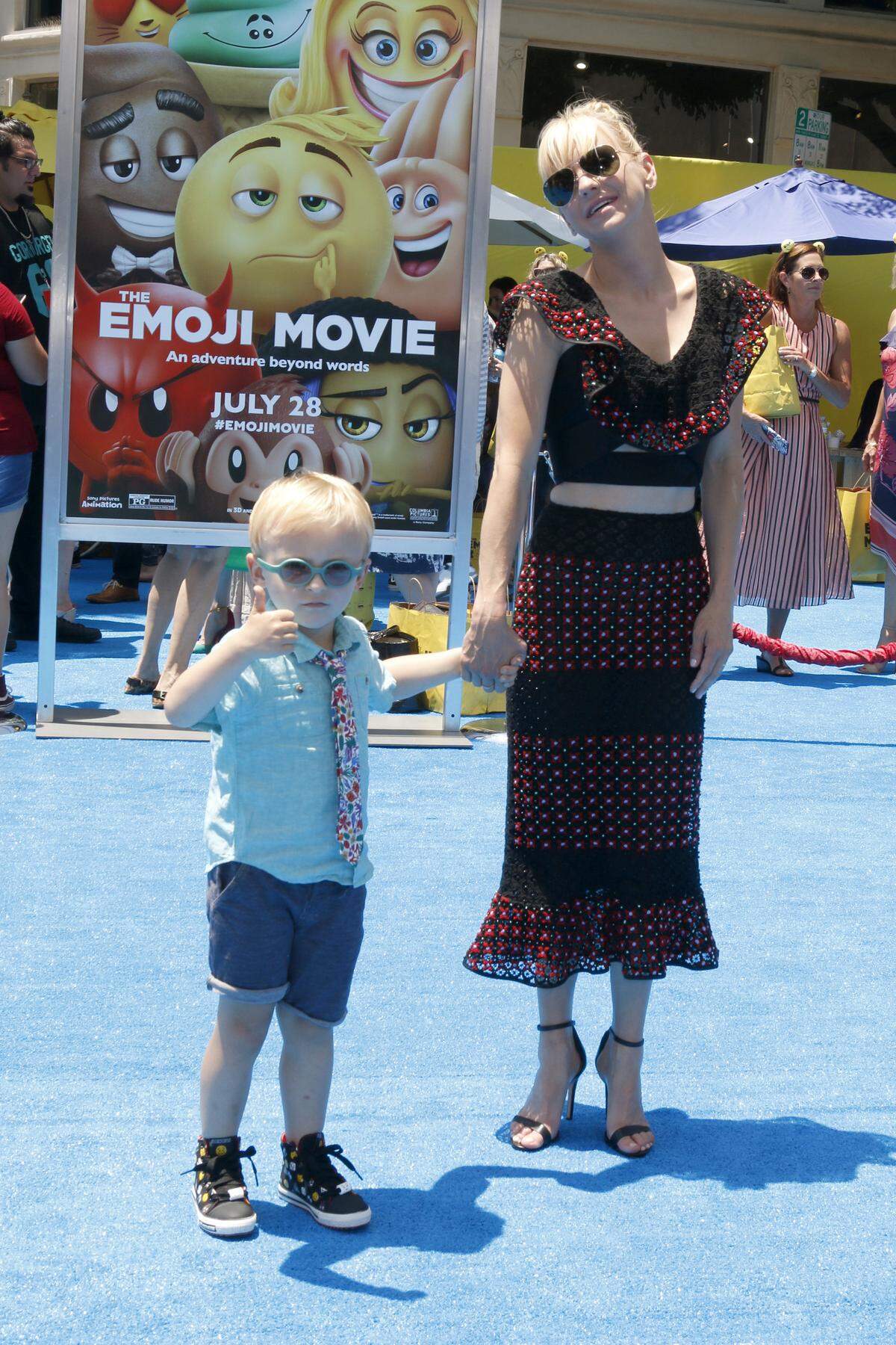 anna faris with son jack at the emoji movie premiere