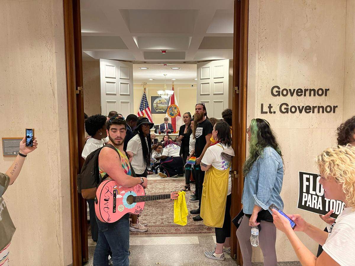 Unas pocas docenas de Dream Defenders ocupando las áreas exteriores de la suite de la oficina del gobernador Ron DeSantis en el Capitolio de la Florida, en Tallahassee, el miércoles 3 de mayo de 2023.