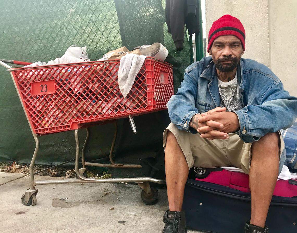 “Esta es mi casa”, dice Carlos Benítez, de Miami, sobre su carrito.