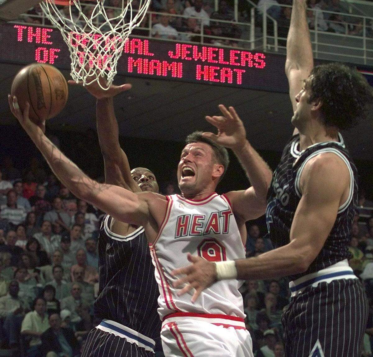 Dan Majerle makes a shot between Penny Hardaway, left, and Rony Seikaly during first half action at Miami Arena in April 1997.