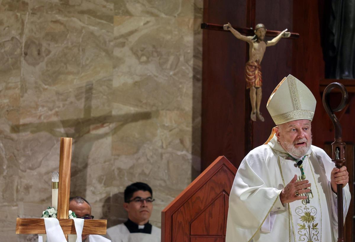 El arzobispo Thomas Wenski se dirige al fallecimiento y al legado del papa Francisco durante la primera de las nueve misas tradicionales ofrecidas por el descanso del alma del papa Francisco en la Iglesia de Santa Marta el 21 de abril de 2025, en Miami Shores, Florida.
