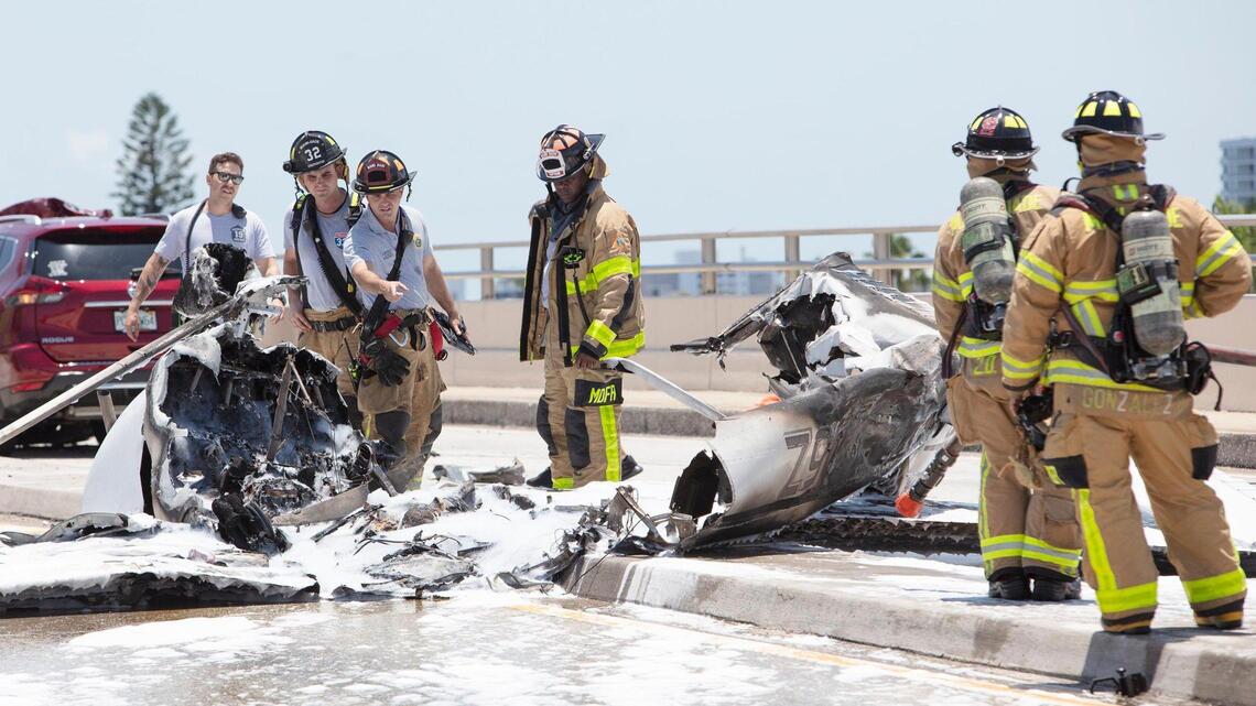 Avioneta se estrella en un puente en Haulover e impacta un auto dejando varios heridos