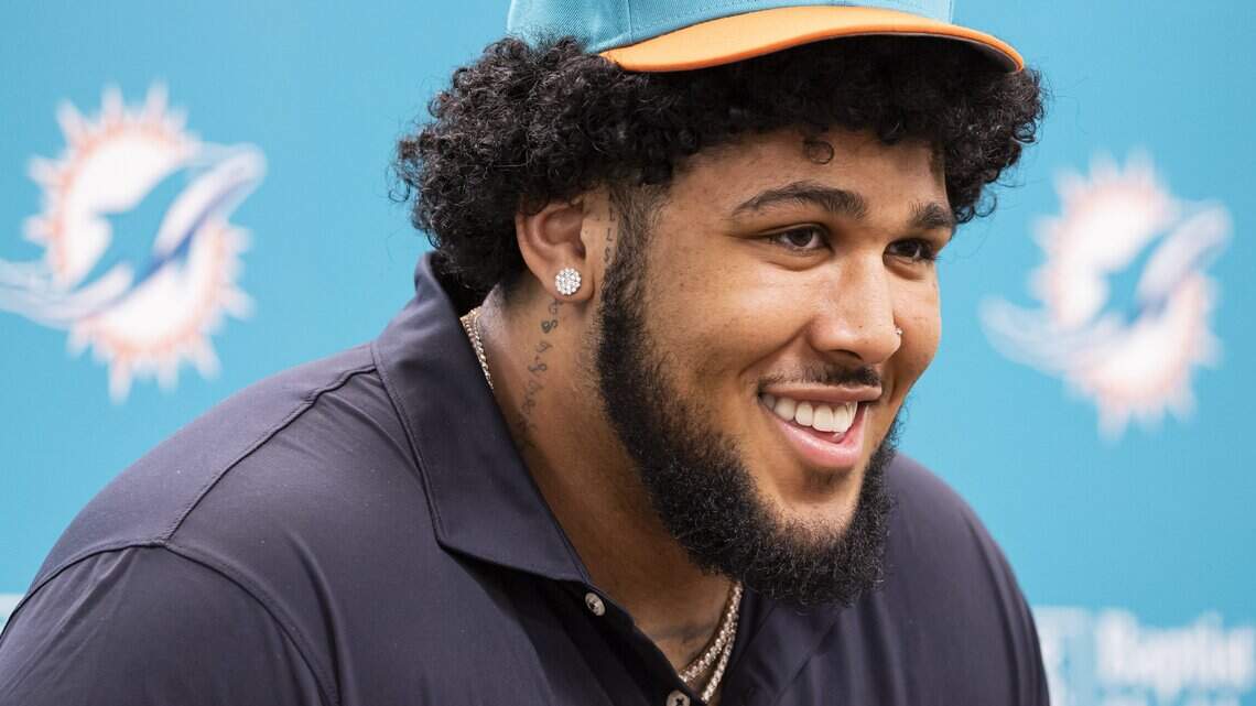 Miami Dolphins sign first-round offensive lineman Kadyn Proctor