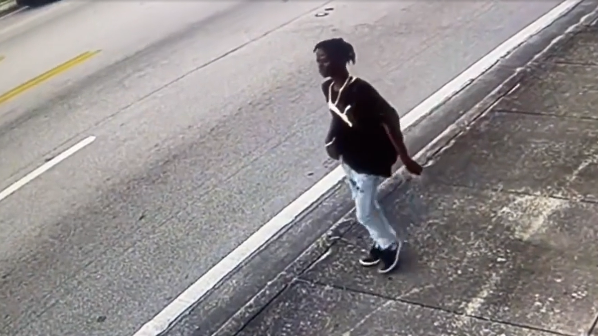 Detectives de Miami dicen que necesitan la ayuda del público para identificar a un hombre que fue visto en una cámara de vigilancia cerca de donde Charles Herman Cole fue baleado fatalmente el 28 de octubre de 2022. La persona de interés, dice la policía, tiene posiblemente entre 19 y 29 años, mide entre cinco pies y seis pulgadas o cinco pies y 10 pulgadas de altura, es delgado y lleva rastas cortas.