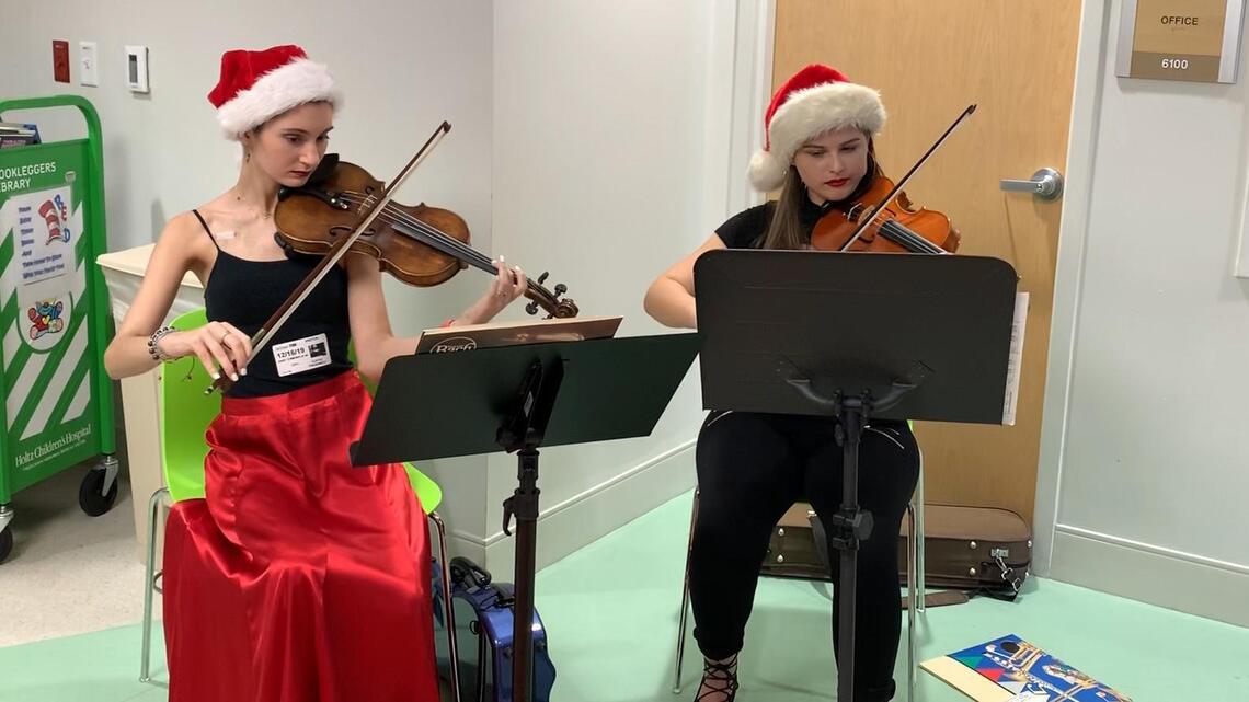Violinist diagnosed with leukemia at 15 returns to hospital to give holiday concert