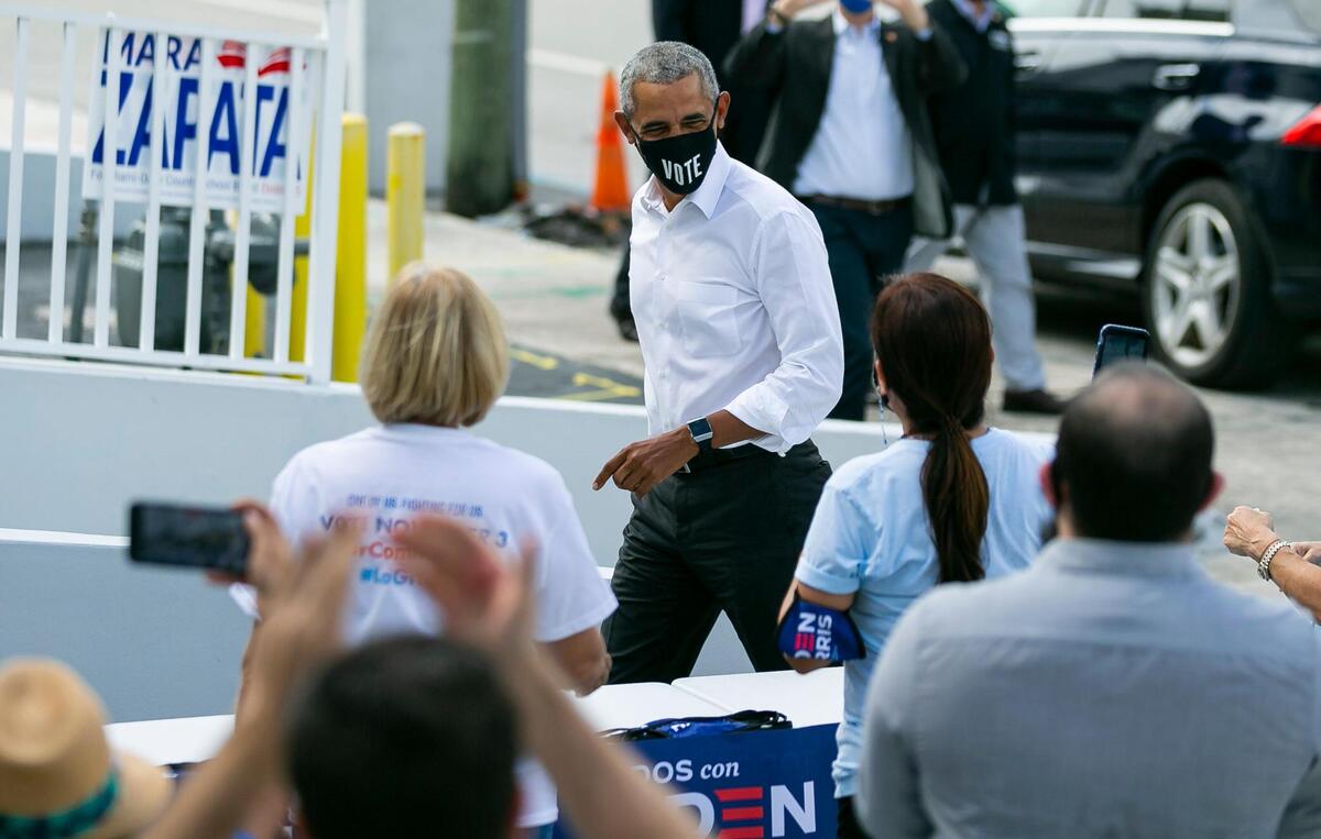El ex presidente Barack Obama habla a los organizadores en el terreno de Joe Biden en una escala sorpresiva en Miami Springs, Florida, el sábado 24 de octubre de 2020.