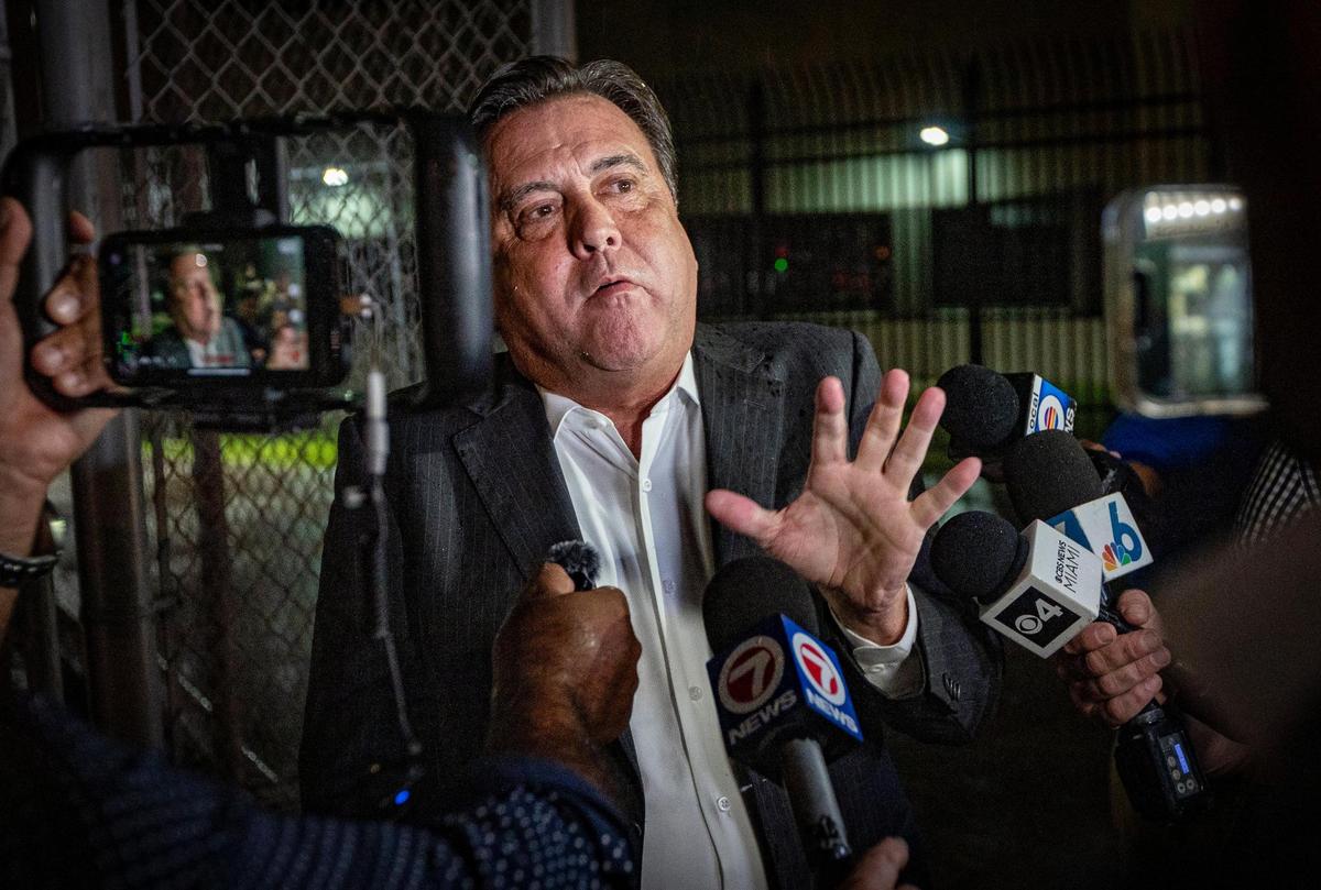Miami, Florida, 14 de septiembre de 2023 - Un desafiante comisionado de la Ciudad de Miami Alex Díaz De La Portilla habla con reporteros después de que lo dejaran salir de TKG tras su arresto.