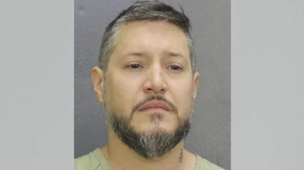 Adam Crespo, de 49 años, es acusado de matar a su esposa, Silvia Galva Crespo, con un arpón en 2019.