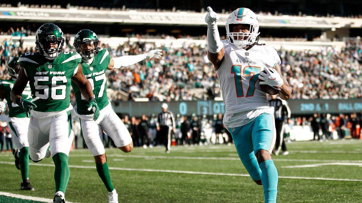 Jaylen Waddle #17 of the Miami Dolphins carries the ball for a touchdown in the first quarter in the game against the New York Jets at MetLife Stadium on November 21, 2021 in East Rutherford, New Jersey.