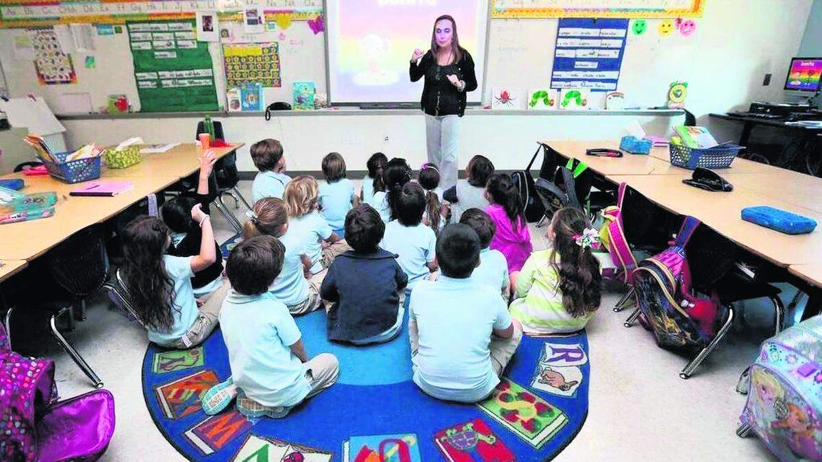The Florida Legislature could de-certify many teacher unions in charge of negotiating salaries and working conditions.