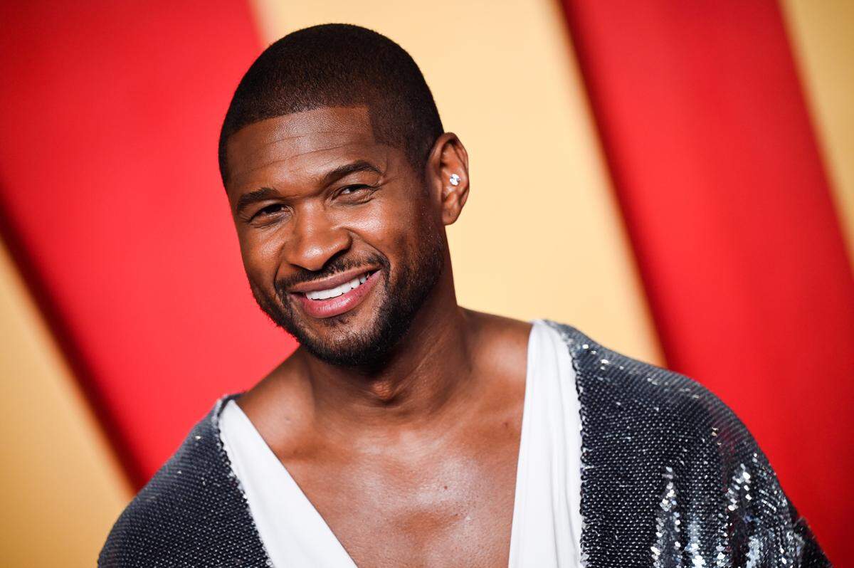 Usher performs his greatest hits plus songs from his latest album, Coming Home at the Kaseya Center.