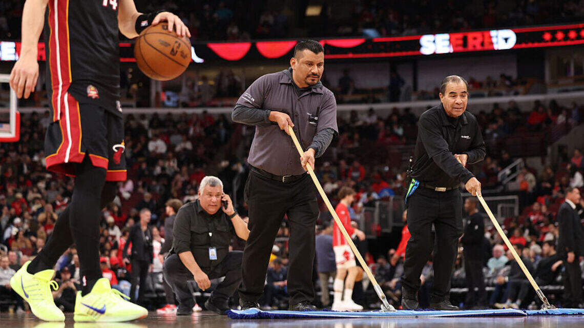 Partido entre el Heat y los Bulls fue aplazado por problemas en la cancha en Chicago