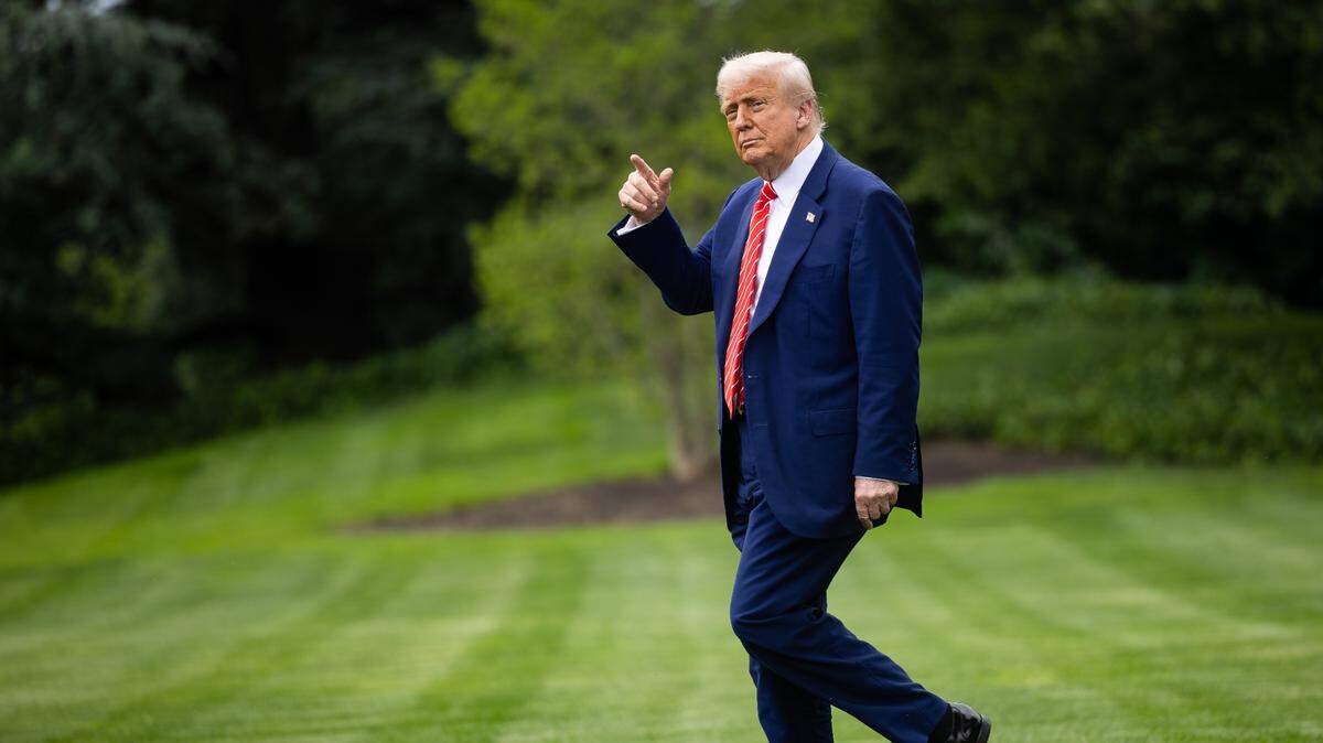 President Donald Trump points as he walks to board Marine One on the South Lawn of the White House May 30, 2025. Trump is shifting the nation’s attention to California as his Washington agenda stalls.(Francis Chung/Pool/Sipa USA)