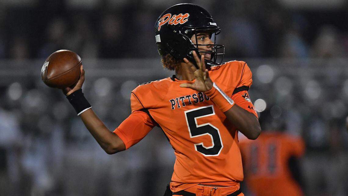 CONCORD, CA - NOV. 19: Pittsburg quarterback Jaden Rashada (5) makes a pass against De La Salle in the second quarter of their North Coast Section Open Division championship game at De La Salle High School in Concord, Calif., on Friday, Nov. 19, 2021. (Jose Carlos Fajardo/Bay Area News Group)