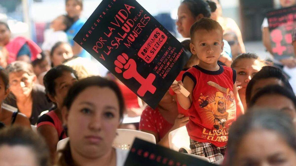 Salvadoran activists demonstrate for the decriminalization of abortion in 2017.