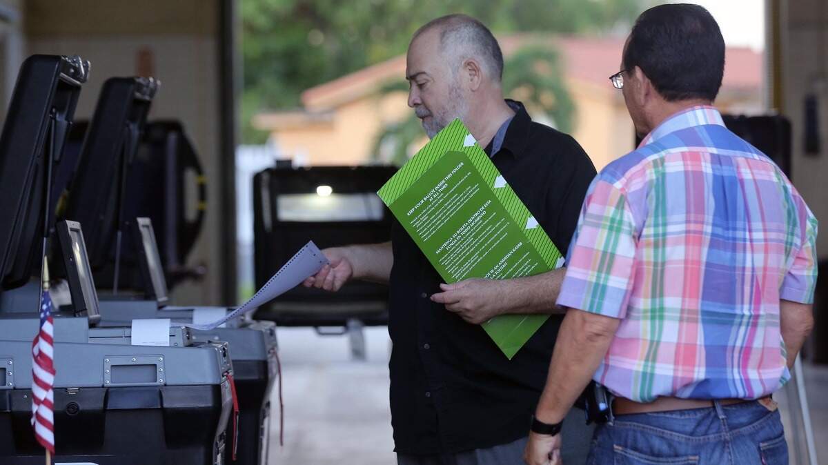 Armando Figueroa emite su voto en el Precinto 317 en Hialeah el martes 28 de agosto de 2018.