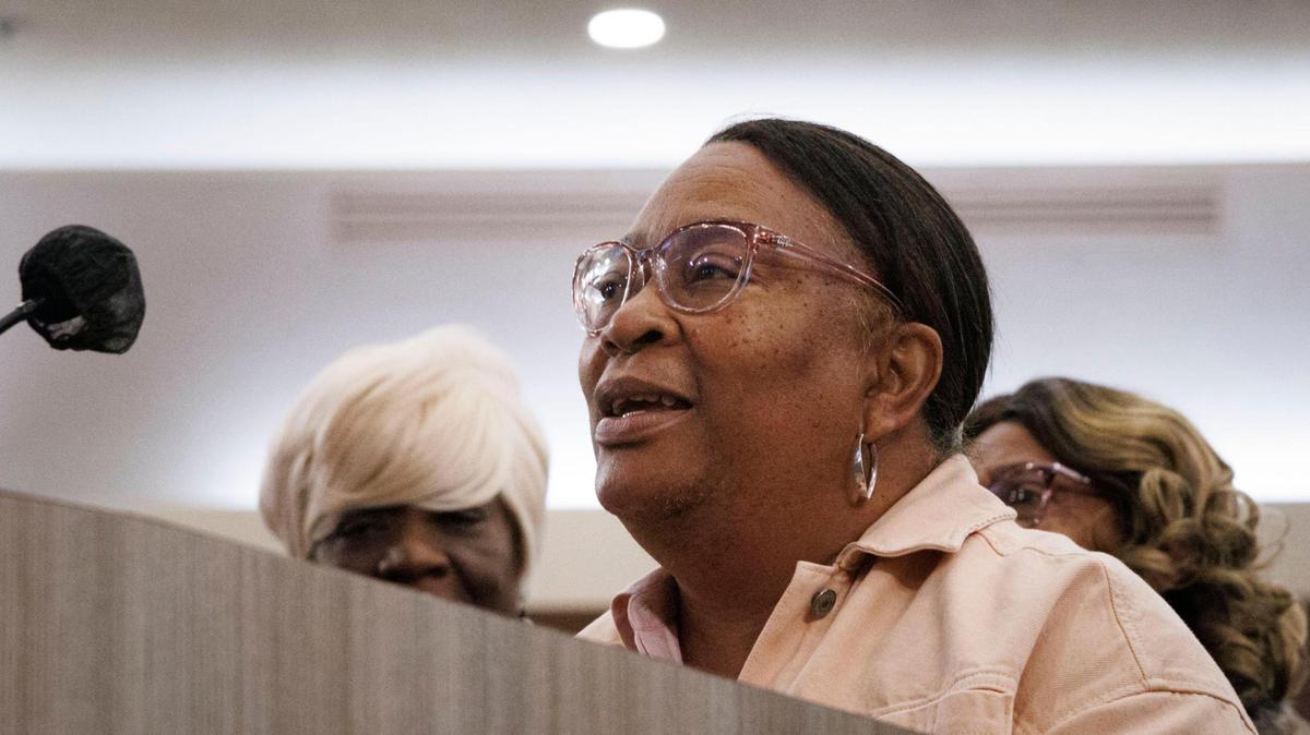 Yvette McLeod speaks in support of an ordinance that extends the life of the North Central Dade Municipal Advisory Committee which would decide if it’s feasible to incorporate the Brownsville municipality during a Miami-Dade County Board of Commissioners meeting on Wednesday, Jan. 22, 2025, at Stephen P Clark Government Center in downtown Miami. The ordinance passed.