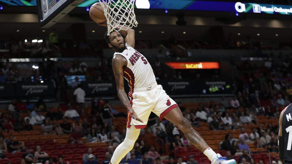 El joven delantero del Heat Derrick Jones Jr. (5) clava espectacularmente la pelota en el partido contra los Raptors este domingo en el American Airlines Arena.
