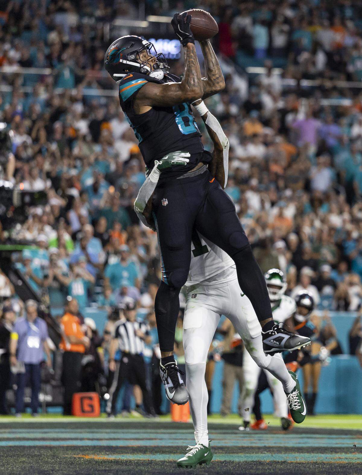 Miami Dolphins tight end Darren Waller (83) catches a touchdown pass as New York Jets cornerback Sauce Gardner (1) defends in the first half of their NFL game at Hard Rock Stadium on Monday, Sept. 29, 2025, in Miami Gardens, Fla.