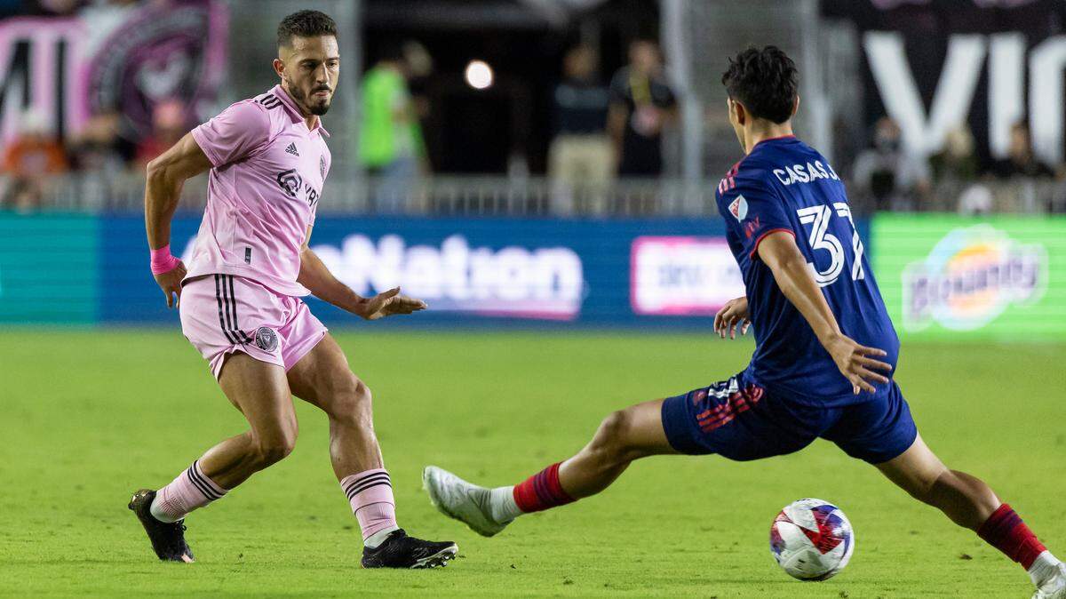 El mediocampista de Inter Miami Jean Mota (7) pasa mientras el mediocampista de Chicago Fire Javier Casas (37) defiende durante la segunda mitad de un partido de la MLS en el estadio DRV PNK el sábado 25 de marzo de 2023 en Fort Lauderdale, Florida.