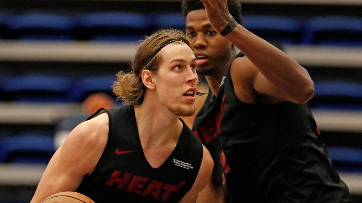 Los hombres grandes del Heat Kelly Olynyk (izq.) y Hassan Whiteside (der.) se enfrentan en el campo de entrenamiendo en FAU el pasado 25 de septiembre.