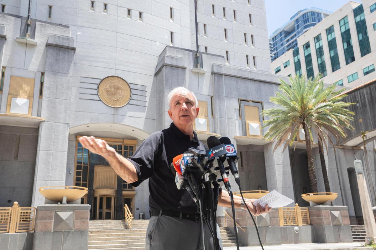 El representante Carlos Giménez, quien representa al Distrito Congresional 28 de Florida, habla con los medios frente al Departamento Federal de Correcciones en Miami el 17 de junio de 2025, tras una visita a las instalaciones de ICE realizada como parte de una misión de supervisión y recopilación de información.